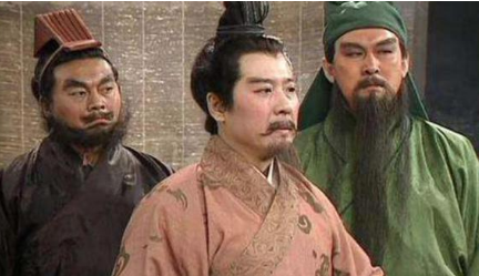 华雄在汜水关嚣张挑衅时，张飞为什么不主动出战？