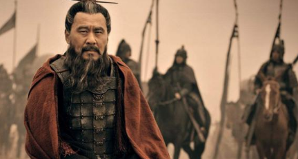 为何关羽见吕布时非常低调，甚至尊称吕布为吕将军？