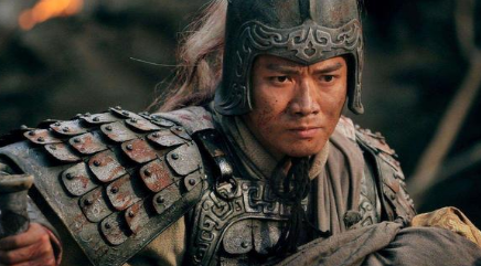 糜夫人跳井后，赵云把土墙推倒压在井上他不忠义吗？