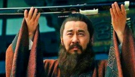 为什么曹操一死，他的儿子曹丕反倒立刻就称帝了？