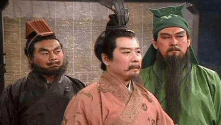 从刘备的生平我们可以看到，他一生有哪两个重要的老师？