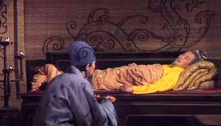 诸葛亮上朝的时候，他为什么要随身带有甲士百人？