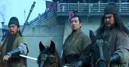 在古城会的时候，张飞为什么要让关羽斩杀蔡阳？