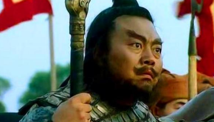 在汜水关前，为何只看到关羽出头却看不到张飞的表现？