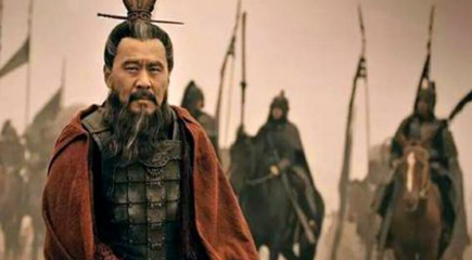 对于曹操割发代首的举动，后人有什么截然相反的看法？