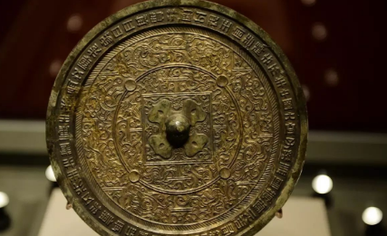 现如今布满锈迹的铜镜，在古代真能让人清晰可见吗？