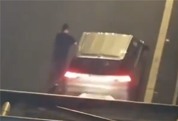 新能源车高速上突然没电 司机硬推2公里！交警回应