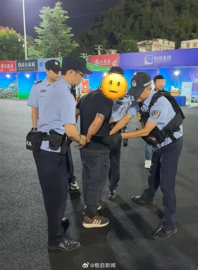 极目新闻：一名在逃人员买票看湘超，在检票口被抓