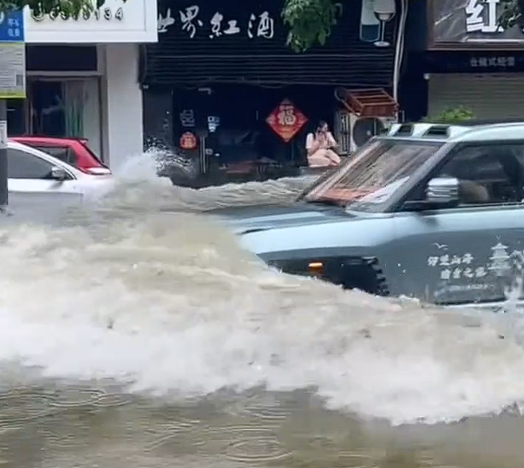 台风暴雨后 一仰望U8街道上来回猛开：水浪击碎沿街商铺玻璃