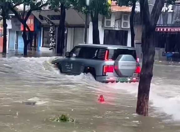 台风暴雨后 一仰望U8街道上来回猛开：水浪击碎沿街商铺玻璃
