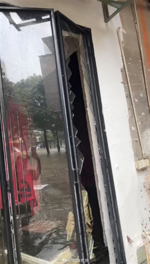 台风暴雨后 一仰望U8街道上来回猛开：水浪击碎沿街商铺玻璃