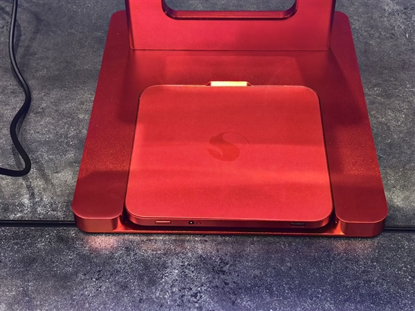 高通现场展示骁龙X2 Elite PC：独特圆形迷你主机、无风扇散热黑科技！