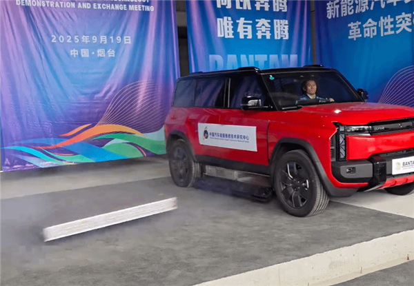 汽车电池热失控时自动弹射引争议!企业负责人:不存在“把危险留给别人” 面向修车场景