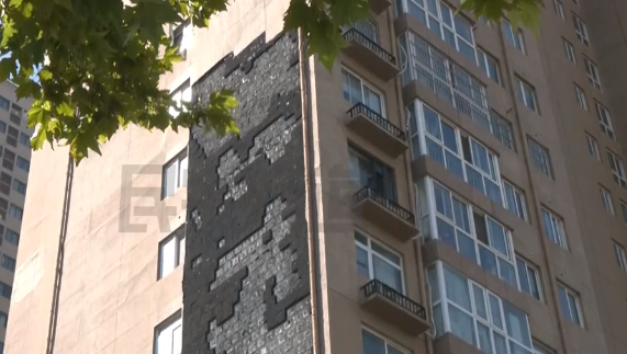 雨天刮风墙皮脱落 女子被砸进ICU