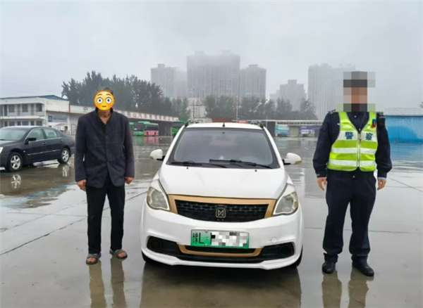 大爷无证驾驶一年多内违章279条:以为跟骑自行车一样不用考证
