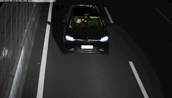 醉酒男子用“智驾神器”开车后睡觉 车辆自动停下并提示路人报警