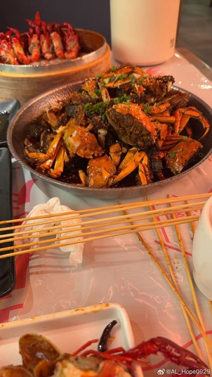 Hope晒与Kanavi聚餐合照：又是吃上徐代表请的饭