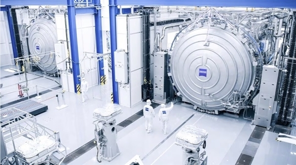 光刻机订单火爆 ASML：2027年将交货10套High-NA EUV和56套EUV