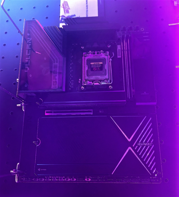 为AM5超频而生！七彩虹X870E iGame Vulcan现身：2DIMM、5个M.2