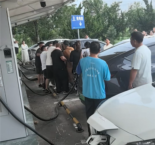 国家电网将探索发放高速充电券:引导用户避免长时涓流充电