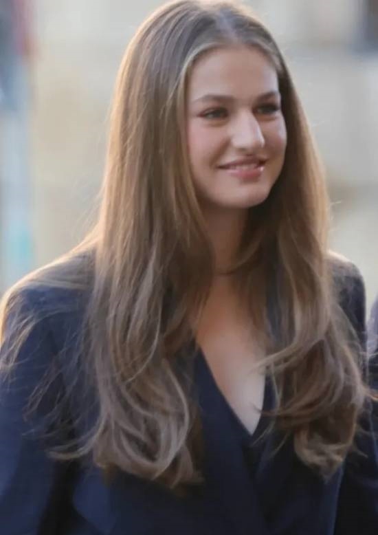 西班牙王位继承人再次公开亮相 19岁的公主光彩照人网上爆火