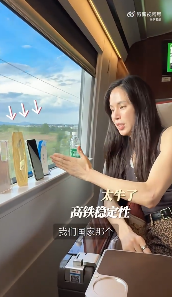 “小龙女”李若彤国庆点赞高铁外卖:特色美食直接送到座位