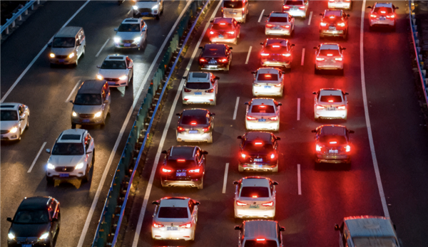 国庆自驾达18.7亿人次!第一批堵车人已经堵成鸳鸯锅