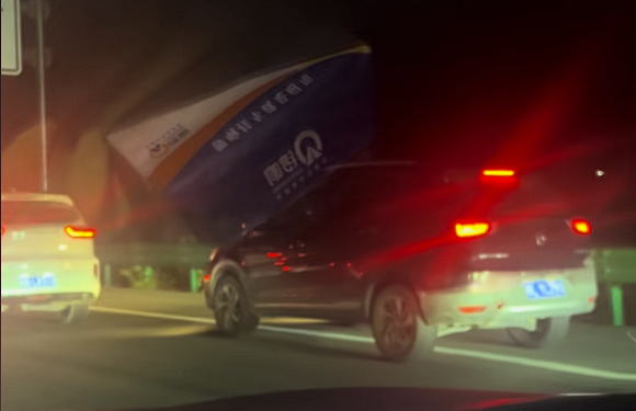 越野车高速上阻拦占应急车道车辆 交警回应:虽好心 但违法