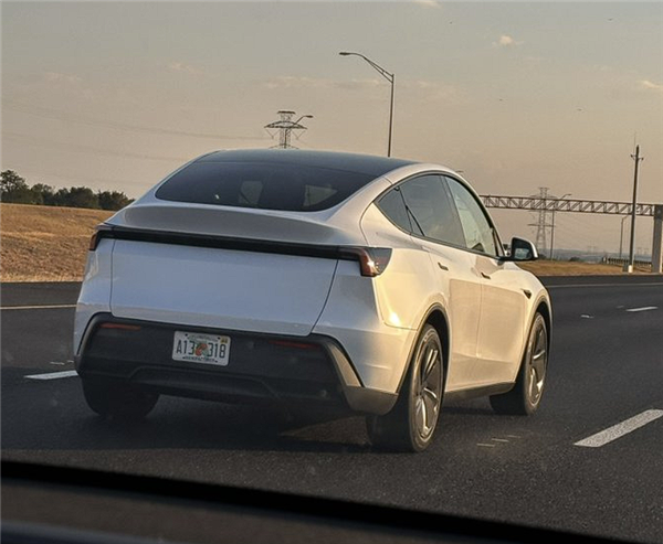标准版特斯拉Model Y实车曝光：果然“廉价感”十足