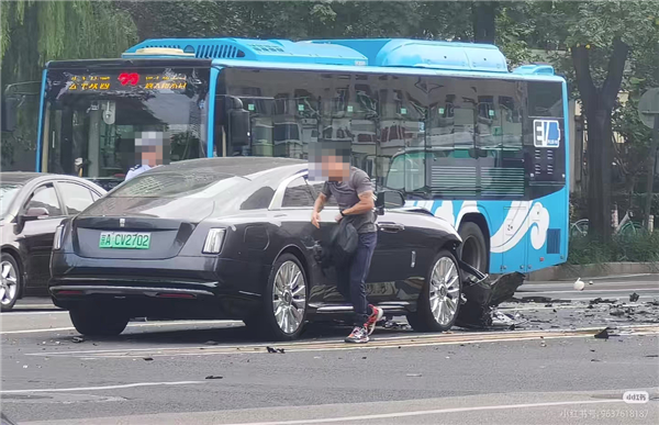 曝知名车评人陈震同学开劳斯莱斯闪灵发生车祸：逆行超速撞飞一白车
