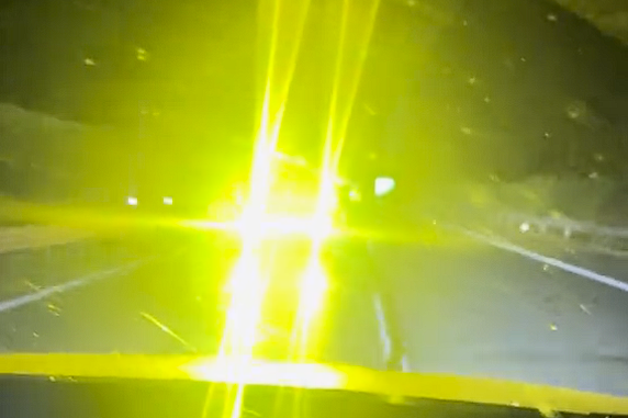 超级刺眼！高速上一福特猛禽装两盏高亮后射灯：如同逆行