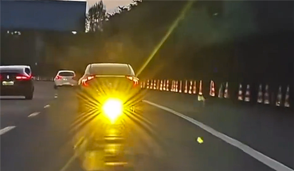超级刺眼！高速上一福特猛禽装两盏高亮后射灯：如同逆行