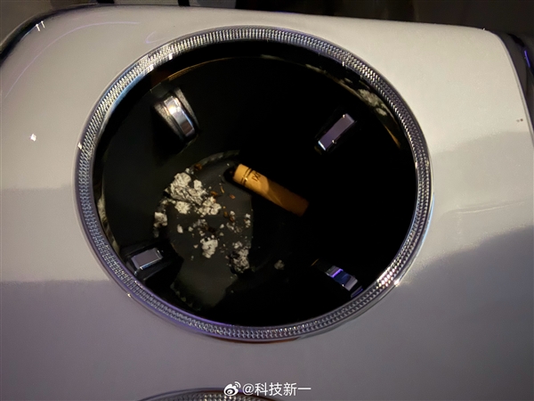 博主用尊界S800拉农村亲戚 杯架被当烟灰缸：烫出一个洞