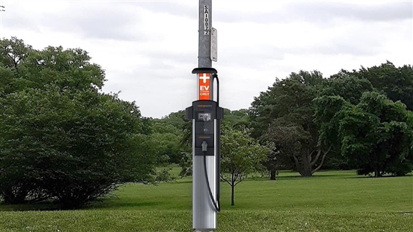 美团队将路灯改造成电车充电桩:成本更低更环保