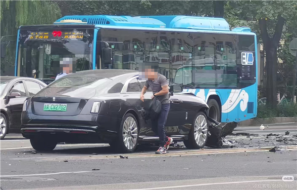 被劳斯莱斯撞伤车主家属委托京都律师事务所诉讼！陈震回应