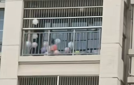 男子用垃圾袋自制扰流球“防台风” 自称可以保护门窗玻璃