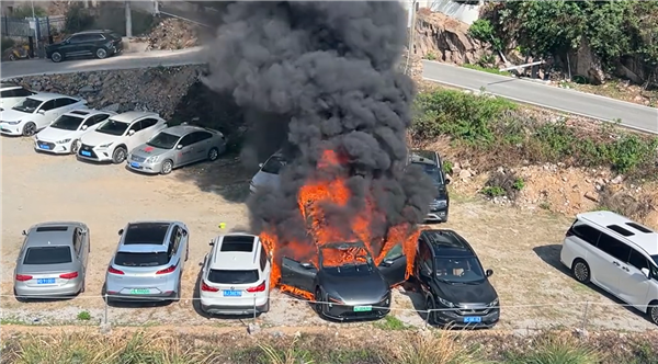 福建霞浦停车场一电动车自燃起火:旁边7辆车惨遭团灭全被烧毁