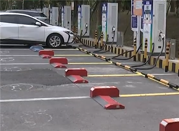 电车停充电车位没充电 结果被收80元占位费!网友热议