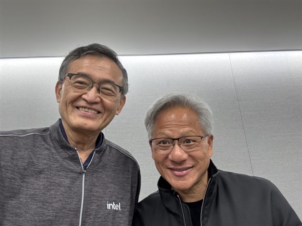 黄仁勋：Intel用33年试图消灭NVIDIA、但我们是朋友而非敌人