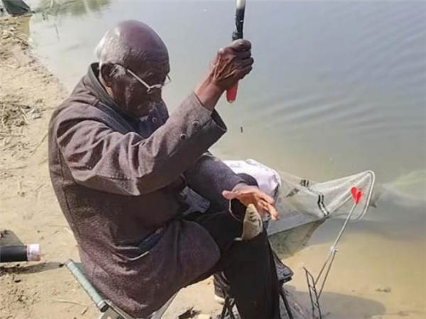 74岁大爷钓鱼钓成“老抽色” 每日垂钓6小时以上