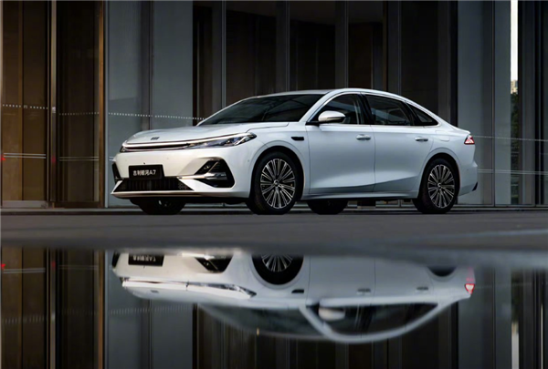 8.18万起 吉利再造爆款!全新银河A7上市2月交付破30000辆