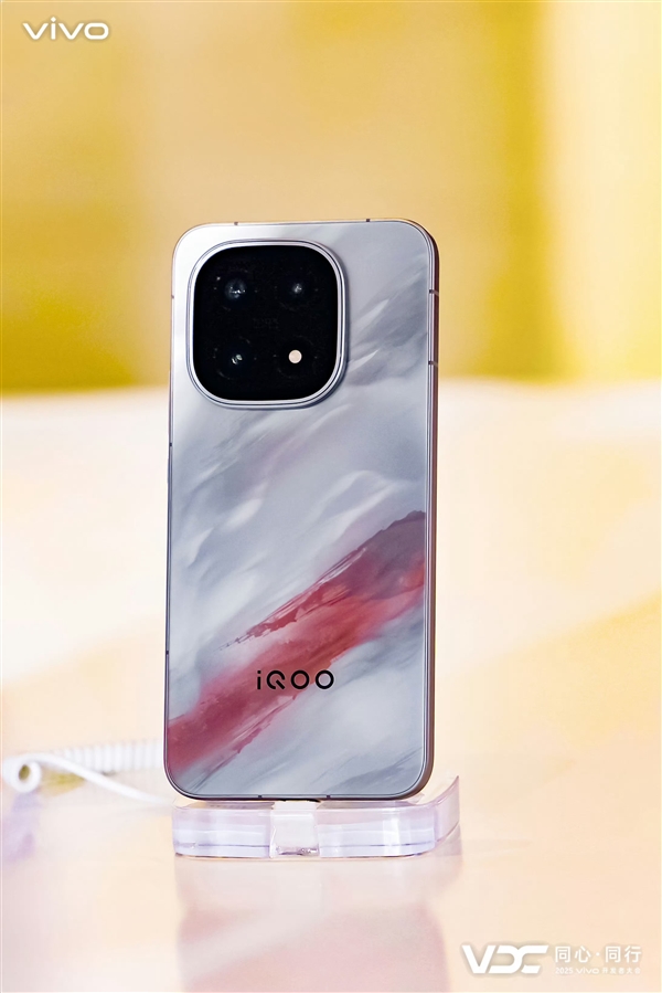 iQOO 15独家标配AR增透消反保护膜 产品经理：成本高 别撕掉它