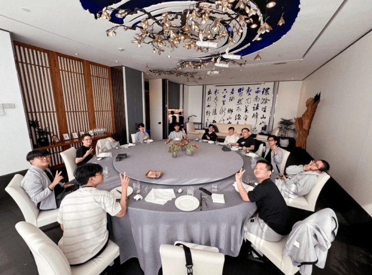先点菜吧！越南TSW分享动态：在紧张的训练前，先聚餐放松一下吧