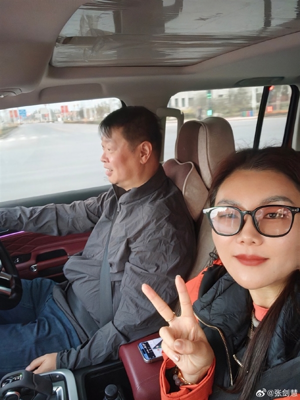 小米第三款车YU9要来了！雷军亲赴新疆试车 多张实车谍照曝光：增程动力 车长超5米2
