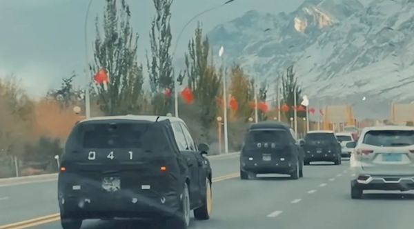 小米第三款车YU9要来了！雷军亲赴新疆试车 多张实车谍照曝光：增程动力 车长超5米2