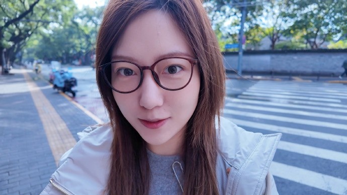 DOTA2解说璨璨晒照体验豆汁：信心满满初见端倪 小口尝试再也不喝