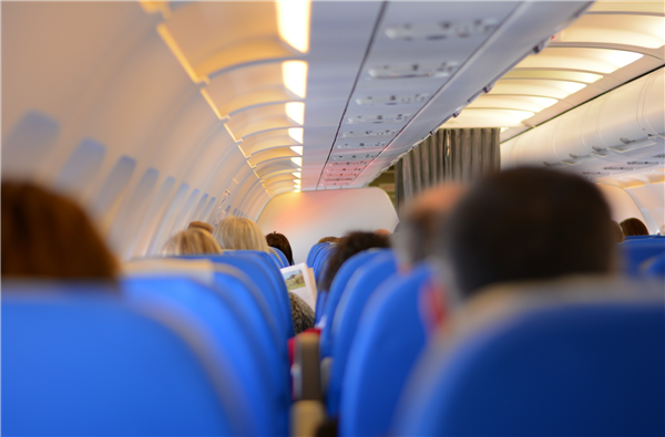 吉祥航空一安全员将乘客遗落手机带回家 当事人：已被公司劝退