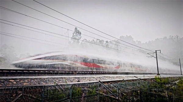 复兴号高铁雨中飞驰赶路 “雨雾”激荡：国外网友集体羡慕