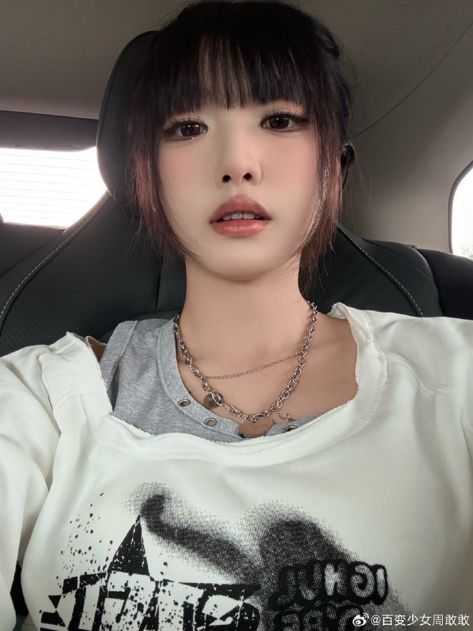 主持周敢敢晒照：定妆照 拍了几个jojo立还有炮姐经典投硬币动作