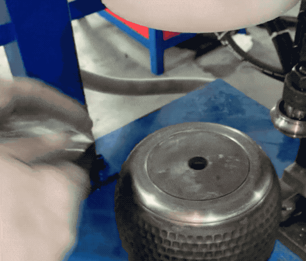 金属杯和雪平锅的锤纹表面 真是一锤锤敲出来的吗